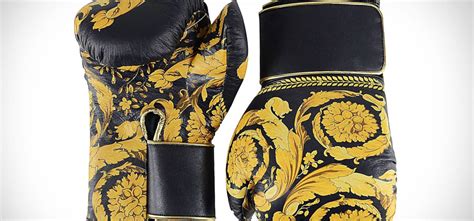 Sport e lusso, i guantoni da boxe Versace sono per pugili chic